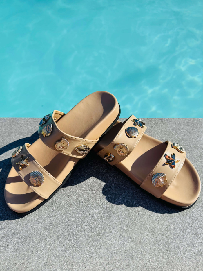 Sandales beiges avec coquillages dorés