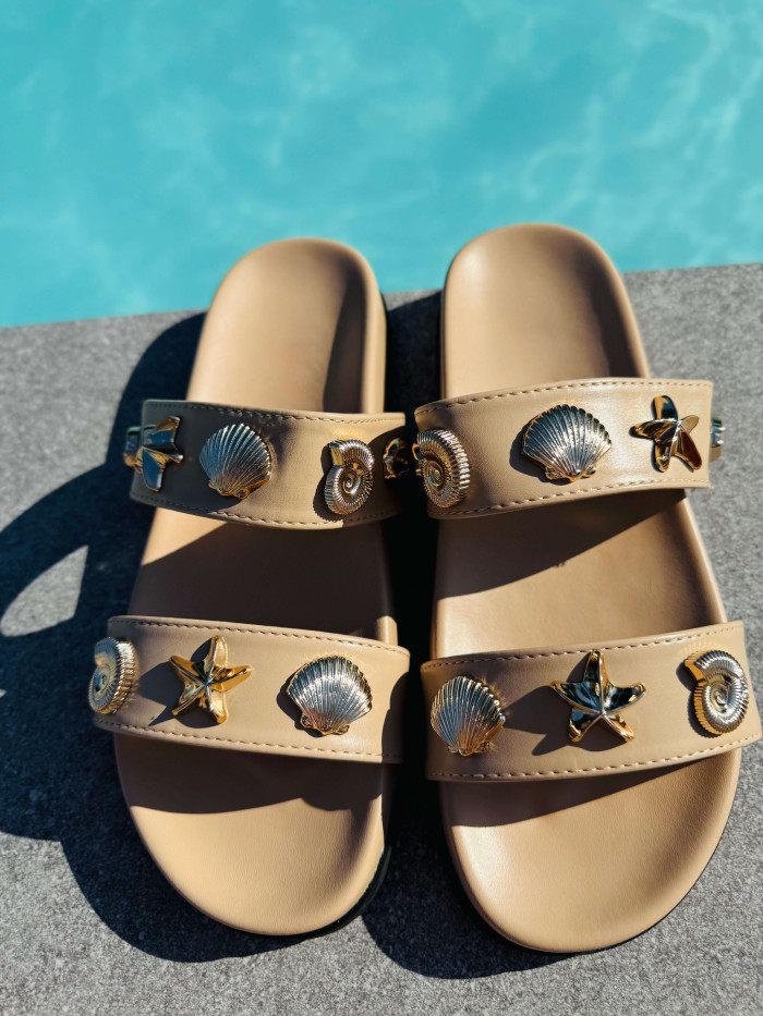 Sandales beiges avec coquillages dorés