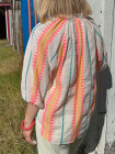 Blouse motifs ethniques fluo manches bouffantes