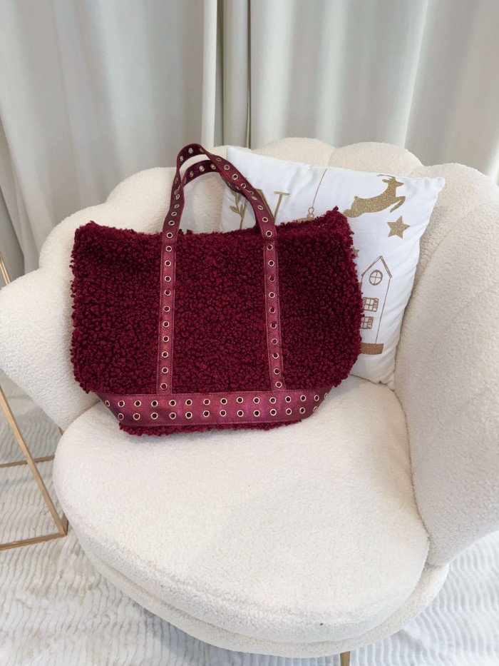 Sac rouge bordeaux moumoute porté épaule anneaux dorés