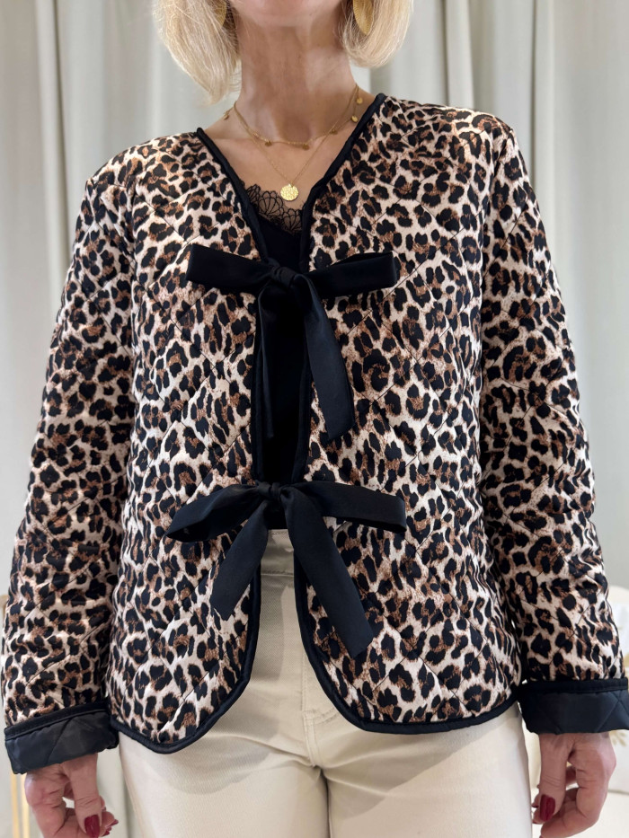 Veste léopard matelassée avec liens satinés à nouer
