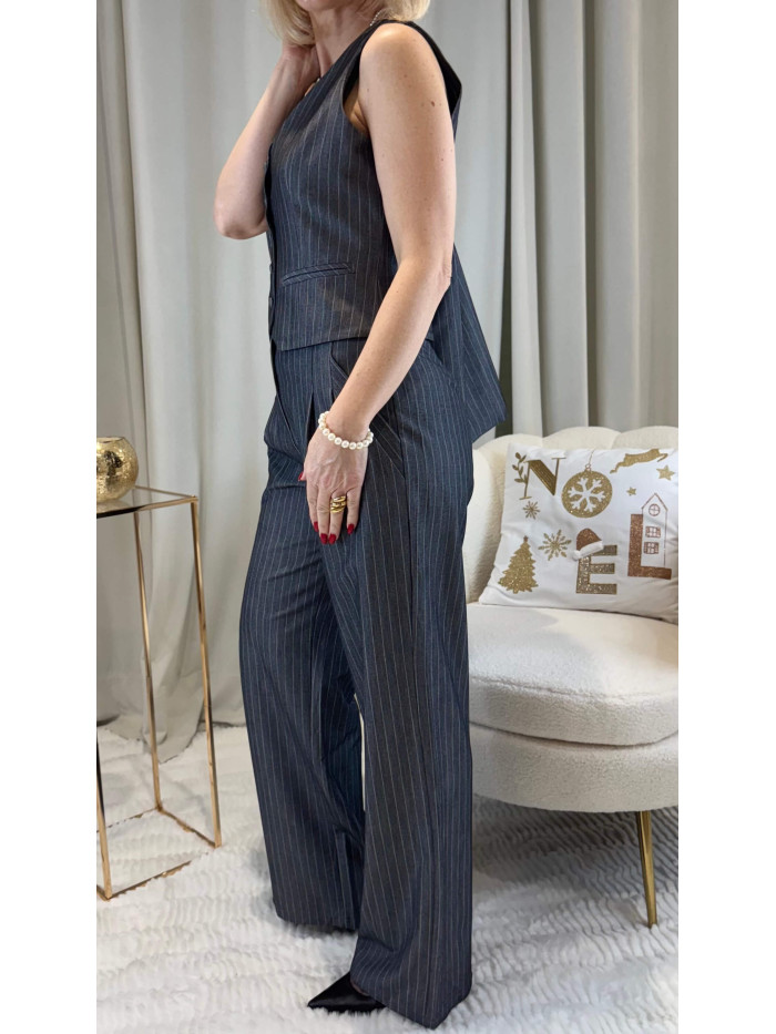 Costume tailleur trois pièces gris fines rayures blanches