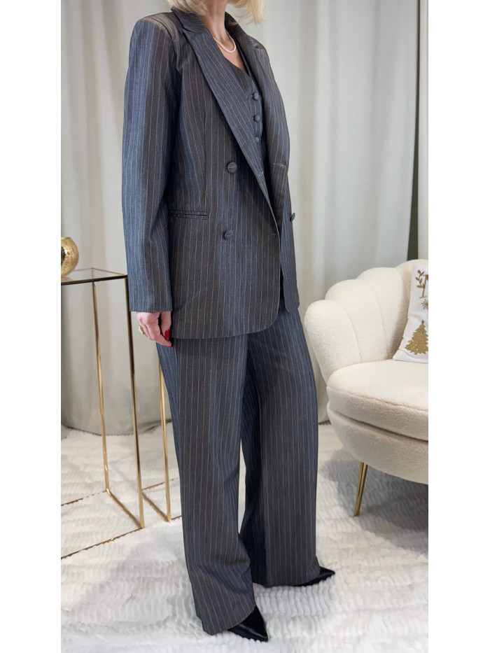 Costume tailleur trois pièces gris fines rayures blanches