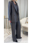 Costume tailleur trois pièces gris fines rayures blanches