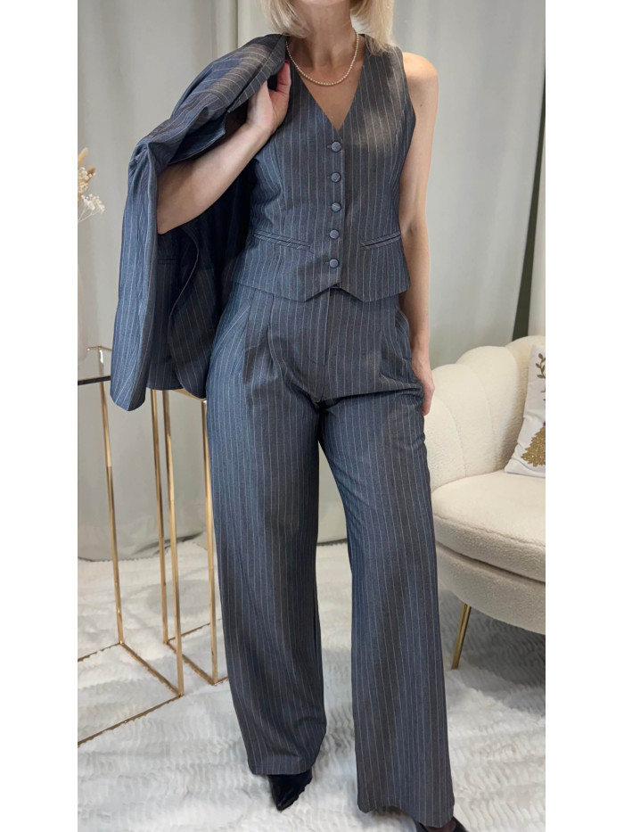 Costume tailleur trois pièces gris fines rayures blanches