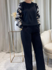 Pull noir motifs fleurs blanche et séquins dorés