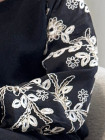 Pull noir motifs fleurs blanche et séquins dorés