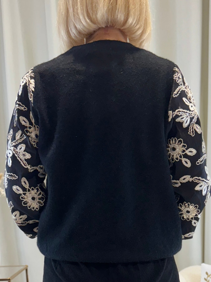 Pull noir motifs fleurs blanche et séquins dorés