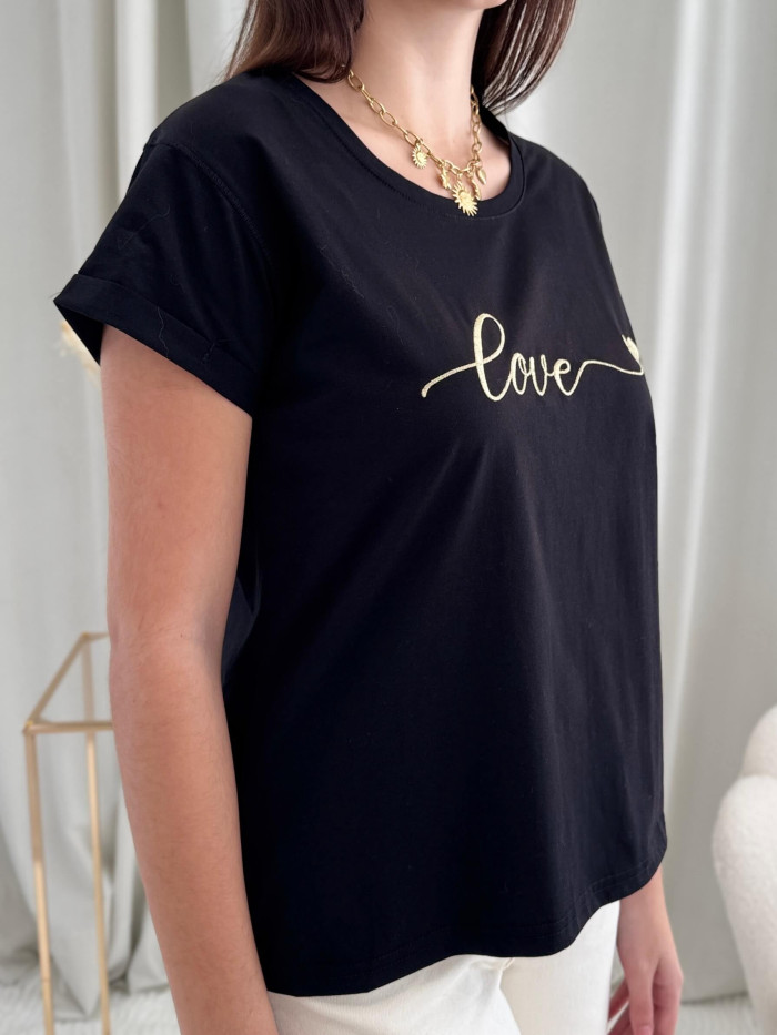 tee-shirt-noir-fils-doré-love-manches-retroussées