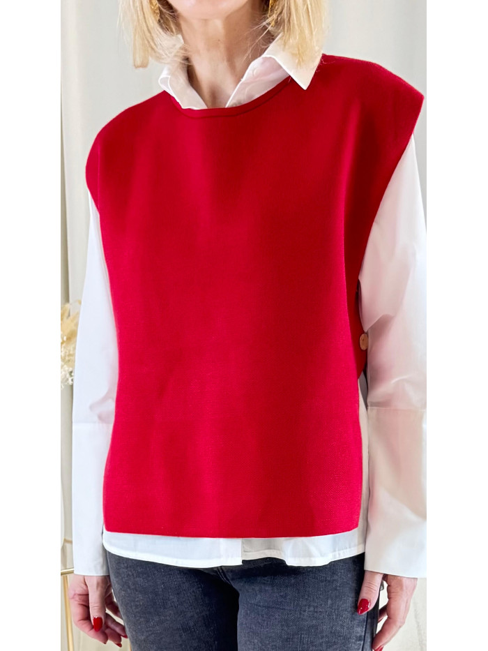 pull-sans-manches-rouge-boutons-dorés