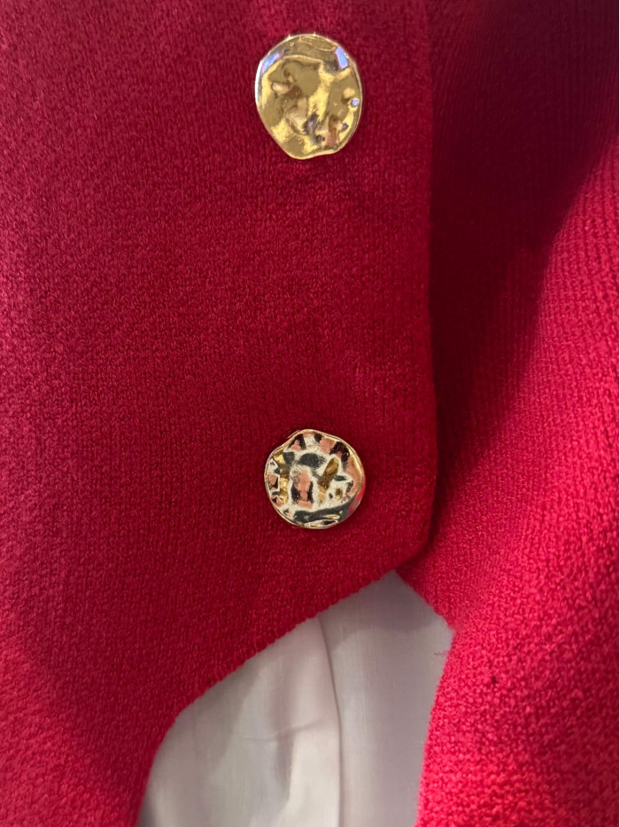 pull-sans-manches-rouge-boutons-dorés
