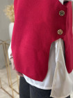 pull-sans-manches-rouge-boutons-dorés