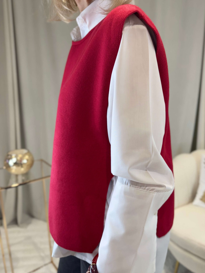 pull-sans-manches-rouge-boutons-dorés