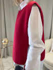 pull-sans-manches-rouge-boutons-dorés