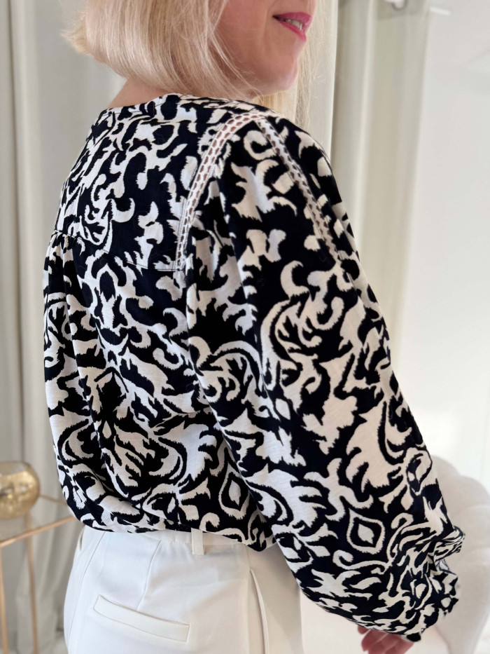 blouse noir blanc broderie boutons motifs poignets volants col rond