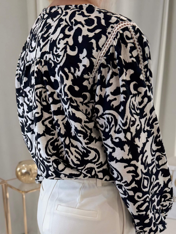 blouse noir blanc broderie boutons motifs poignets volants col rond
