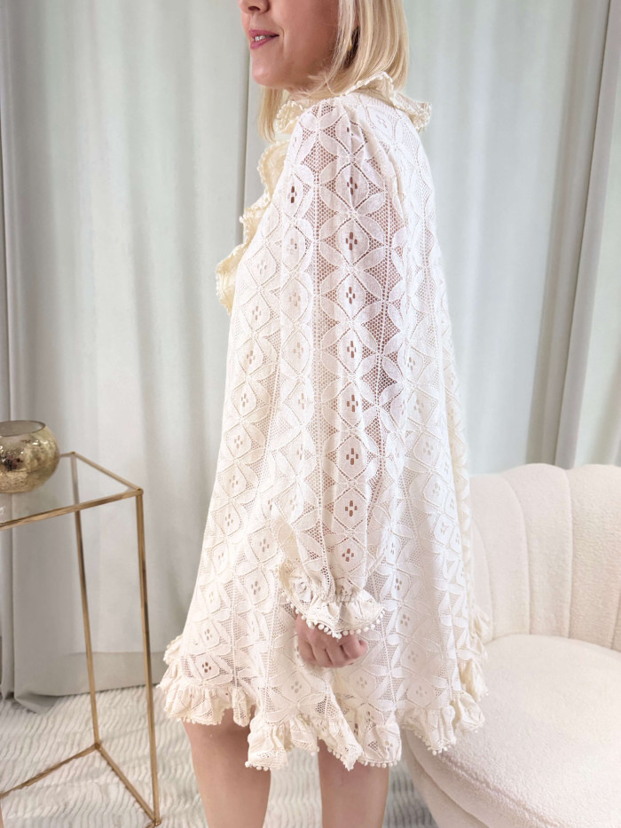 Robe col froufrou en dentelle