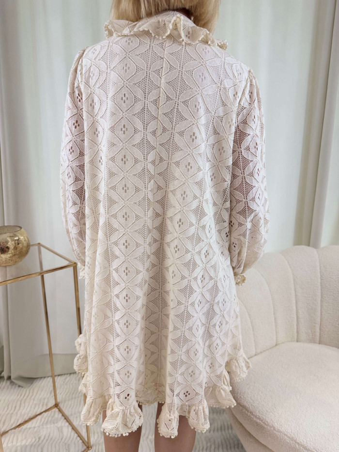 Robe col froufrou en dentelle