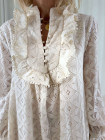 Robe col froufrou en dentelle