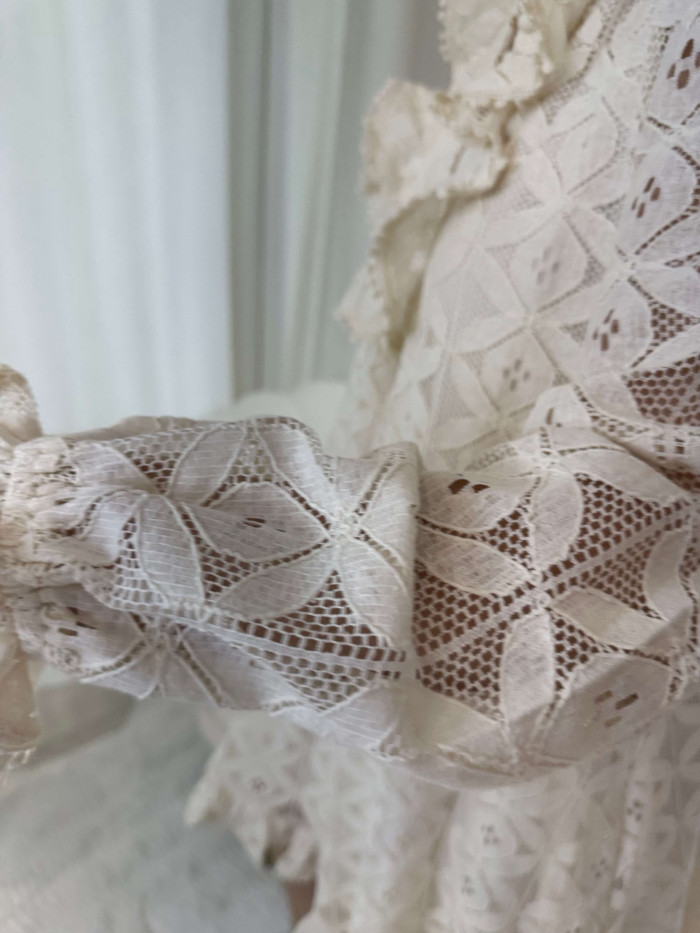 Robe col froufrou en dentelle