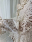 Robe col froufrou en dentelle