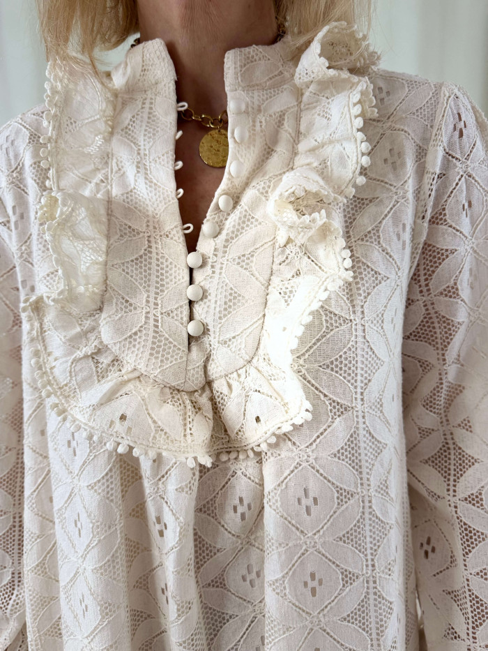 Robe col froufrou en dentelle